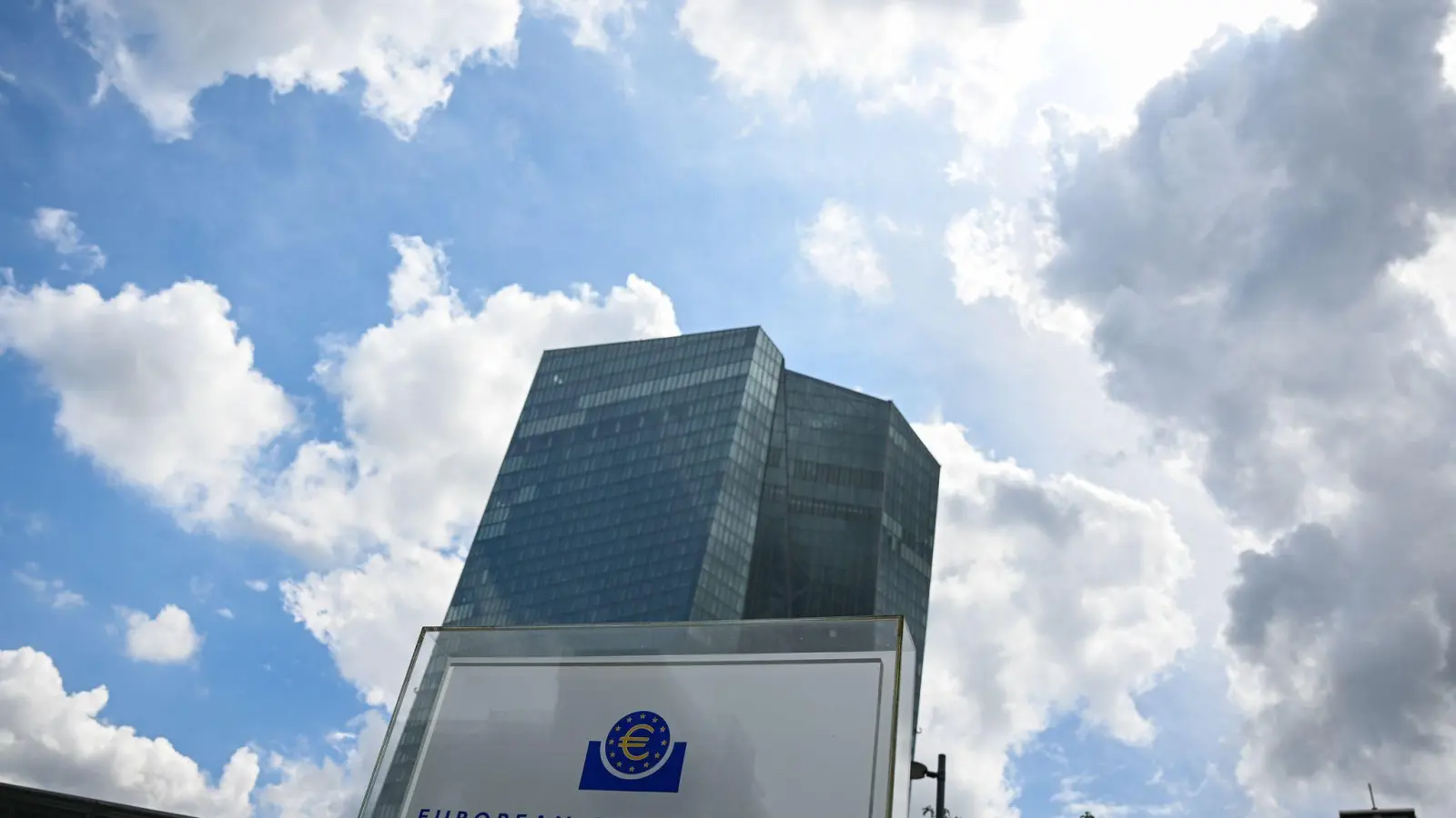 Hauptziel der Notenbank sind stabile Preise im Euroaum. (Archivbild) (Foto: Arne Dedert/dpa)