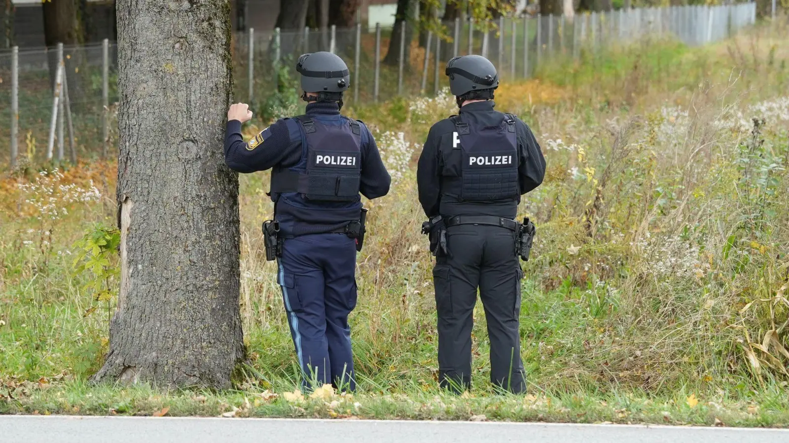 Polizisten ermittelten am Tag nach dem Vorfall zur Ursache und dem genauen Hergang. (Foto: Lars Haubner/News5/dpa)