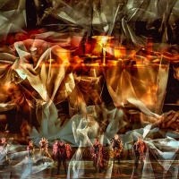 Die Sänger verschwinden hinter den KI-generierten Bildern. (Foto: Enrico Nawrath/Bayreuther Festspiele/dpa)