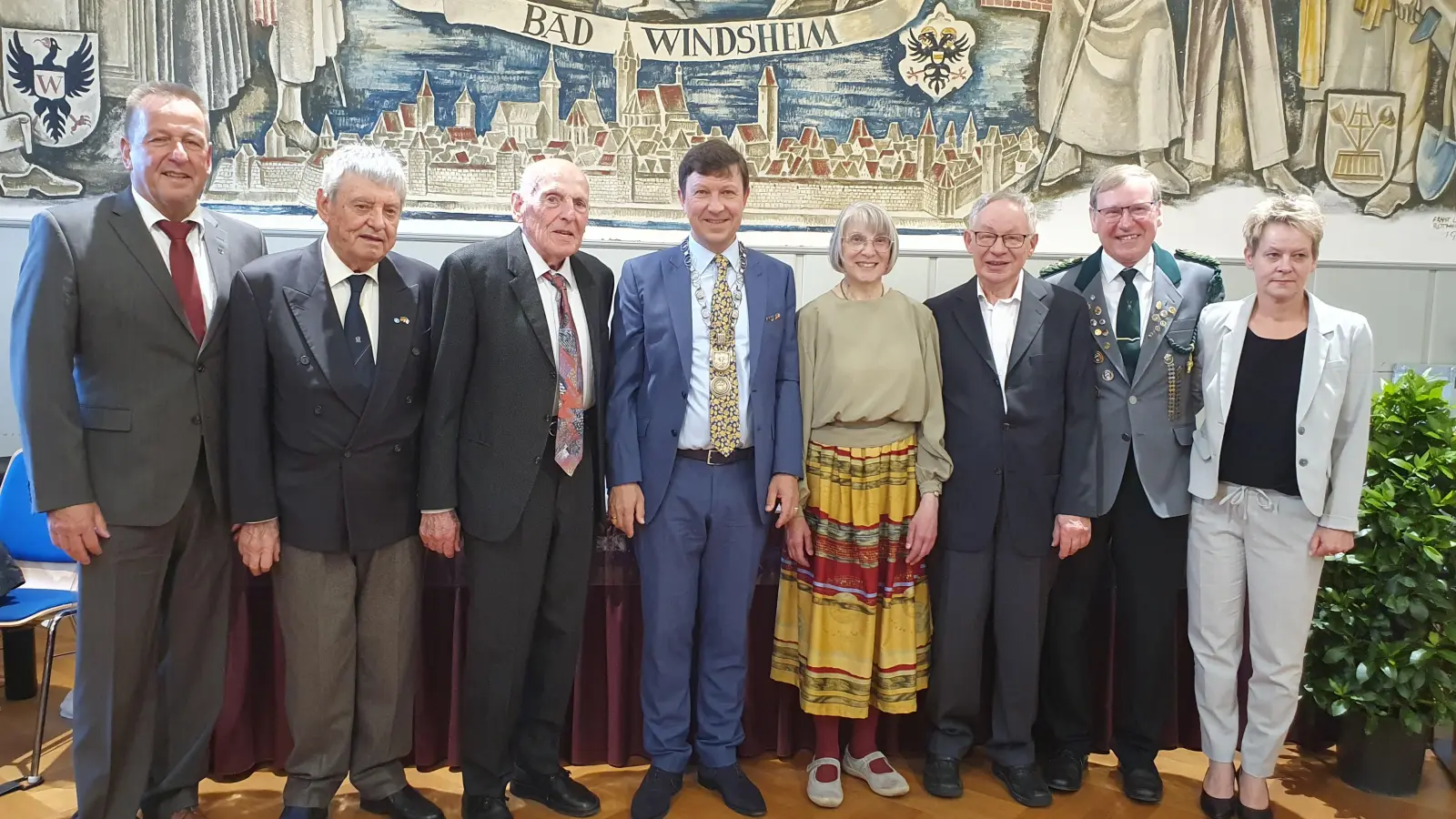 Geehrte und Gratulanten (von links): Ronald Reichenberg (Dritter Bürgermeister), Walter Pieressa, Helmut Hofmann, Bürgermeister Jürgen Heckel, Luise Limpert, Gerhard Hoffritz, Hans Rabenstein und Alexandra Horst (Zweite Bürgermeisterin). (Foto: Anna Franck)