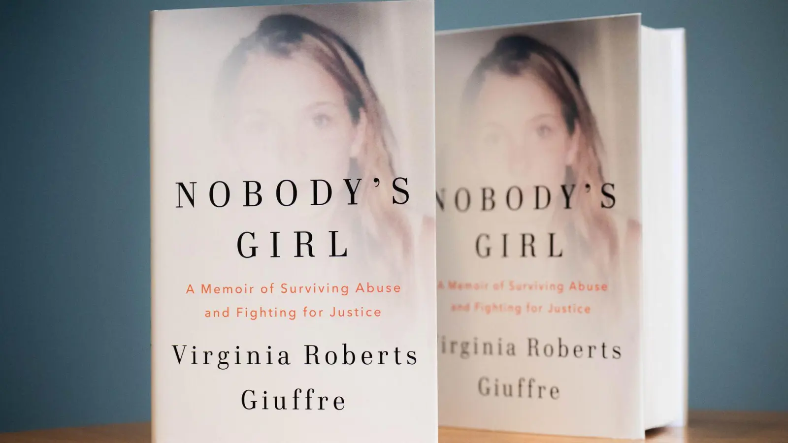 In den Memoiren des Epstein-Opfers Virginia Giuffre sind erschütternde Details über den sexuellen Missbrauch durch Jeffrey Epstein und seine Mittäter zu lesen. (Handout) (Foto: James Manning/PA Wire/dpa)