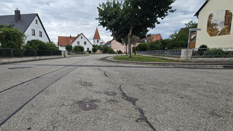 Sanierungsbedürftig ist der östliche Teil der Ringstraße zwischen Schulstraße und Triesdorfer Straße. Sofern die Gemeinde einen Zuschuss bekommt, soll die Fahrbahn demnächst erneuert werden. (Foto: Wolfgang Grebenhof)