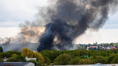 Rauch steigt bei einem Großbrand in einem Braunschweiger Industriegebiet in den Himmel. (Foto: Moritz Frankenberg/dpa)
