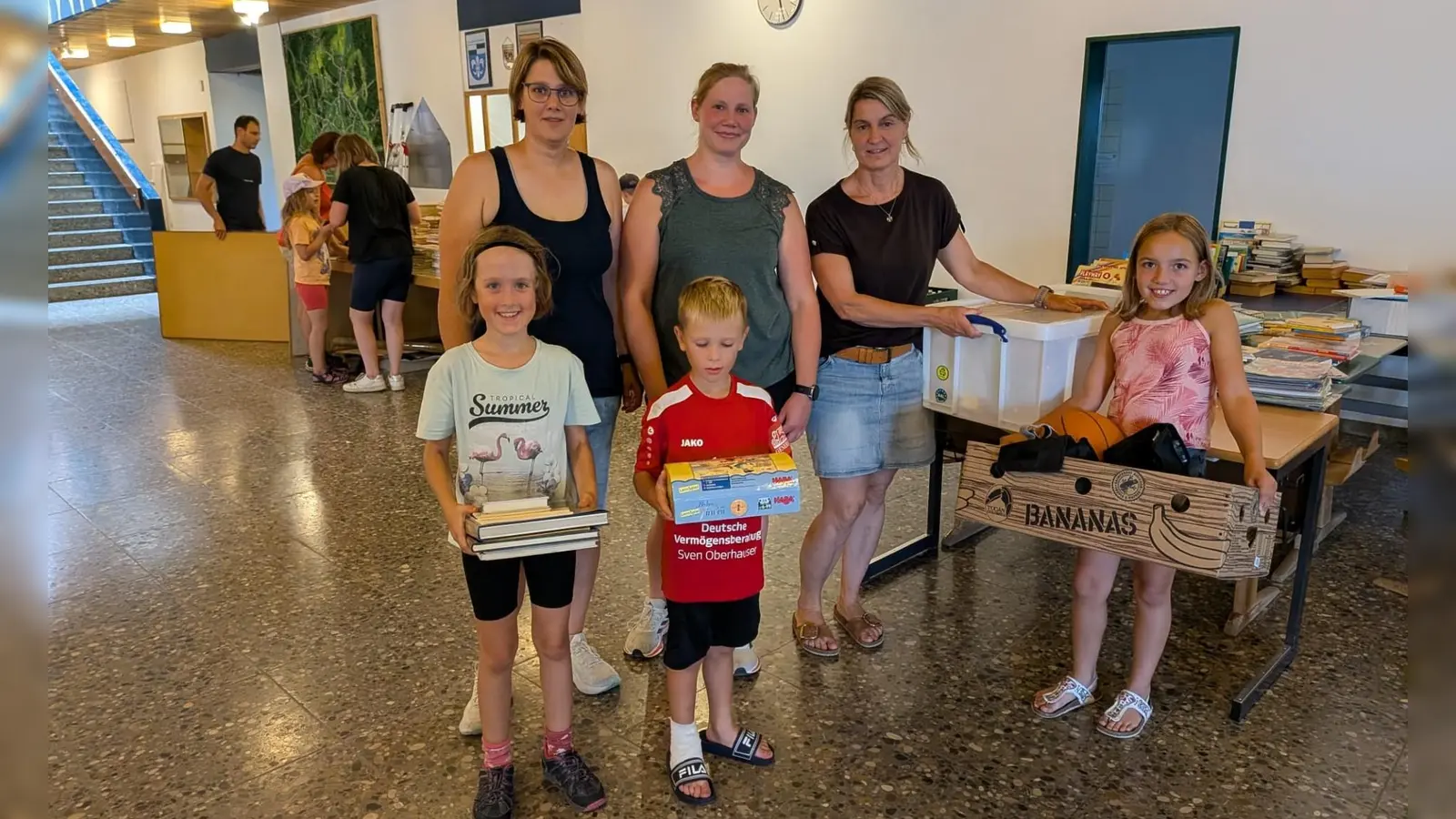 Schleppten Bücher und Kisten für den Umzug (hinten, von links): Melanie Ziegelmeier und Nicole Kißlinger vom Elternbeirat sowie Schulleiterin Christine Karl. Es halfen beim Räumen des Gebäudes mit (vorne, von links): Laura und Jonas Ziegelmeier sowie Jule Kober. (Foto: Friedrich Zinnecker)