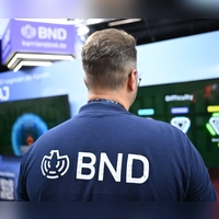 Wer dachte, Spione arbeiteten nur im Verborgenen, der wird bei der Gamescom eines Besseren belehrt: ein BND-Mitarbeiter am Messestand. (Foto: Wolf von Dewitz/dpa)