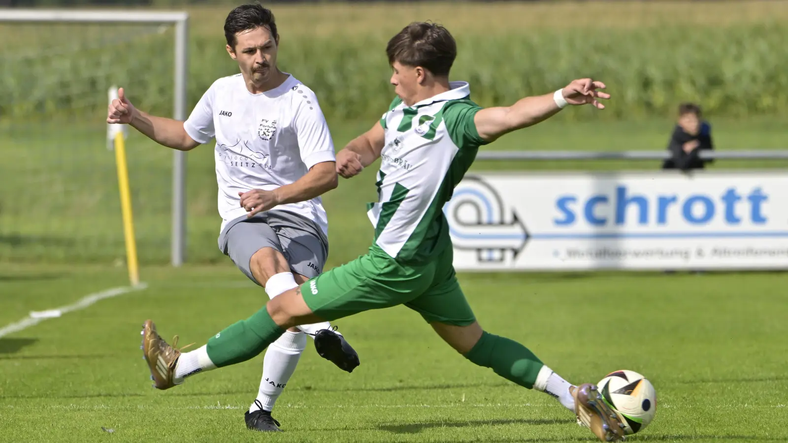 Simon Zottmann (links) verlor zuletzt mit Fortuna Neuses das historische Gemeindederby gegen die Burgoberbacher um Nico Potempa. (Foto: Martin Rügner)