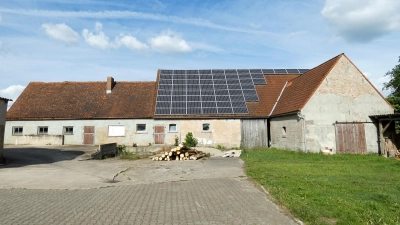 Der Gebäudekomplex in Oberscheckenbach: Der ehemalige Stall (links) wird abgerissen, die Scheune in der Mitte wird saniert und verlängert. Rechts ist die Rückfront des Feuerwehrgerätehauses zu sehen. (Foto: Karl-Heinz-Gisbertz)