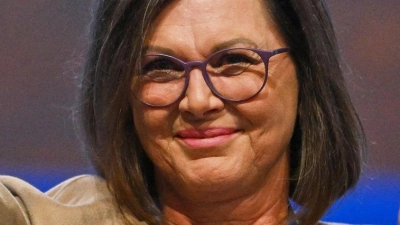 Gerührt und froh reagierte Ilse Aigner auf dem Parteitag auf den großen Rückhalt. Die 61-Jährige wird derzeit als Kandidatin der Union für das Amt des Bundespräsidenten gehandelt.  (Foto: Peter Kneffel/dpa)