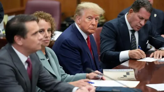 Donald Trump sitzt im Gerichtssaal in Erwartung der Anklageschrift. (Foto: Seth Wenig/AP)