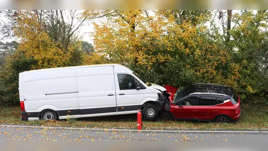 Mit leichten Verletzungen überstanden die Fahrer einen Unfall bei Heilsbronn.  (Foto: Antonia Müller)