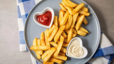 Pommes mit Ketchup und Mayonnaise kommen immer gut an. (Foto: Christin Klose/dpa-tmn)