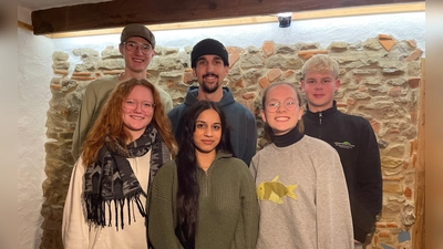 Uffenheims Stadtjugendräte bereuen ihre Kandidatur keineswegs: Josias Münch, Christian Borkov und Markus Henninger (hinten von links) sowie Franziska Düll, Fidan Sükürova und Julia Fink (vorne von links). (Selfie: Franziska Düll)