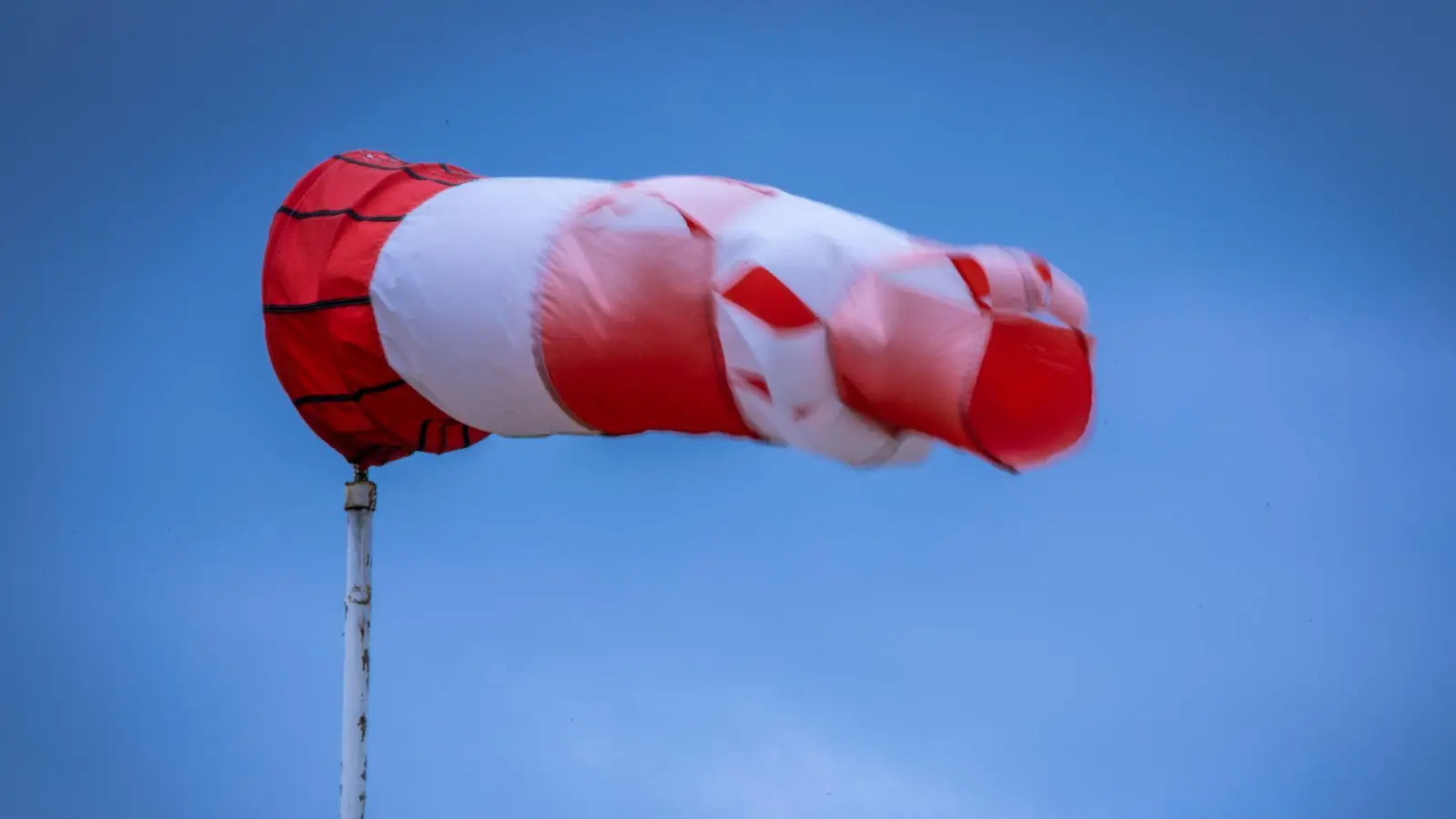 Achtung stürmische Böen im Anflug. Gartenmöbel, Blumenkästen und Co. werden jetzt besser schnell noch gesichert. (Foto: Jens Büttner/dpa)