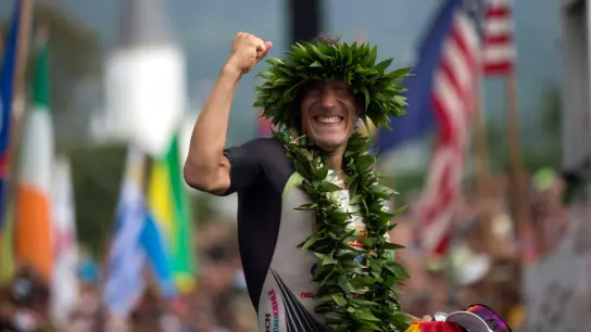 Der Deutsche Sebastian Kienle nach seinem Sieg bei der Ironman-Weltmeisterschaft 2014 auf Hawaii. (Foto: Bruce Omori/epa/dpa)
