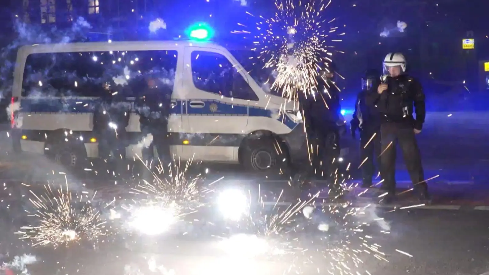 Nicht nur an Silvester können Böller Ärger bringen. (Archivbild) (Foto: Julius-Christian Schreiner/TNN/dpa)