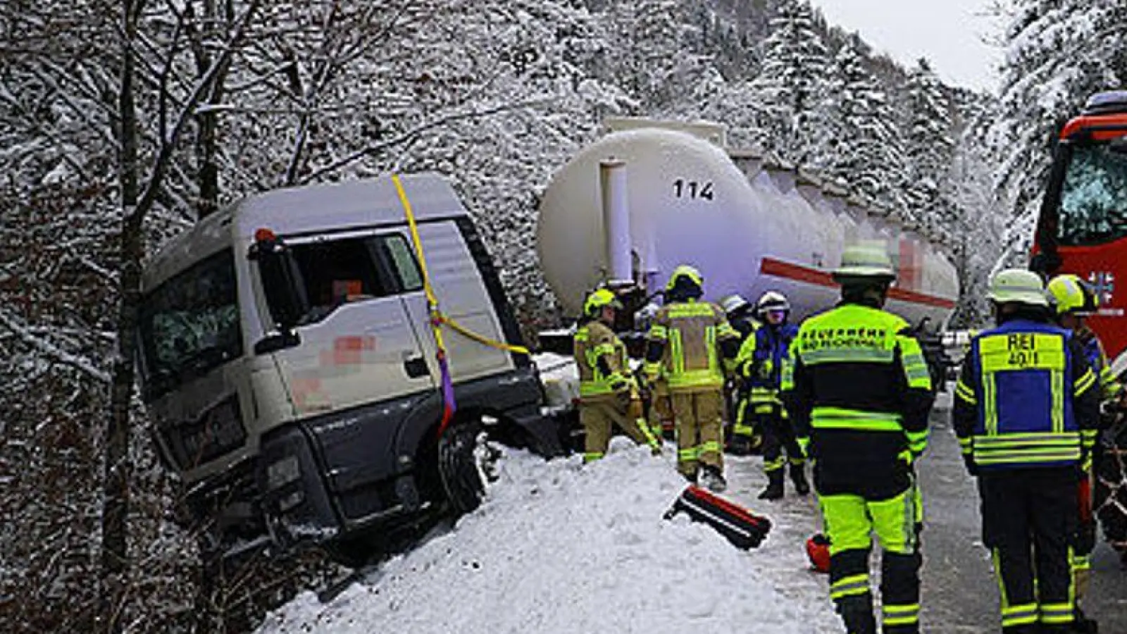 Einsatzkräfte zogen den Sattelzug nach dem Vorfall am Montagmorgen wieder auf die Straße. (Foto: -/BRK Berchtesgadener Land/dpa)
