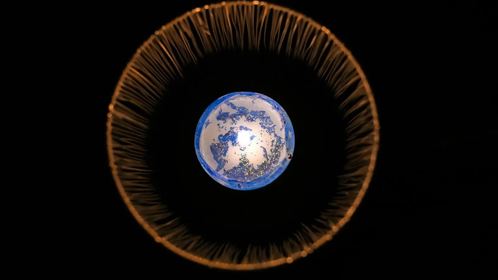 Kerzenlicht für den Planeten: Weltweit wird es bei der „Earth Hour“ nach und nach dunkel. (Foto: Elisa Schu/dpa)