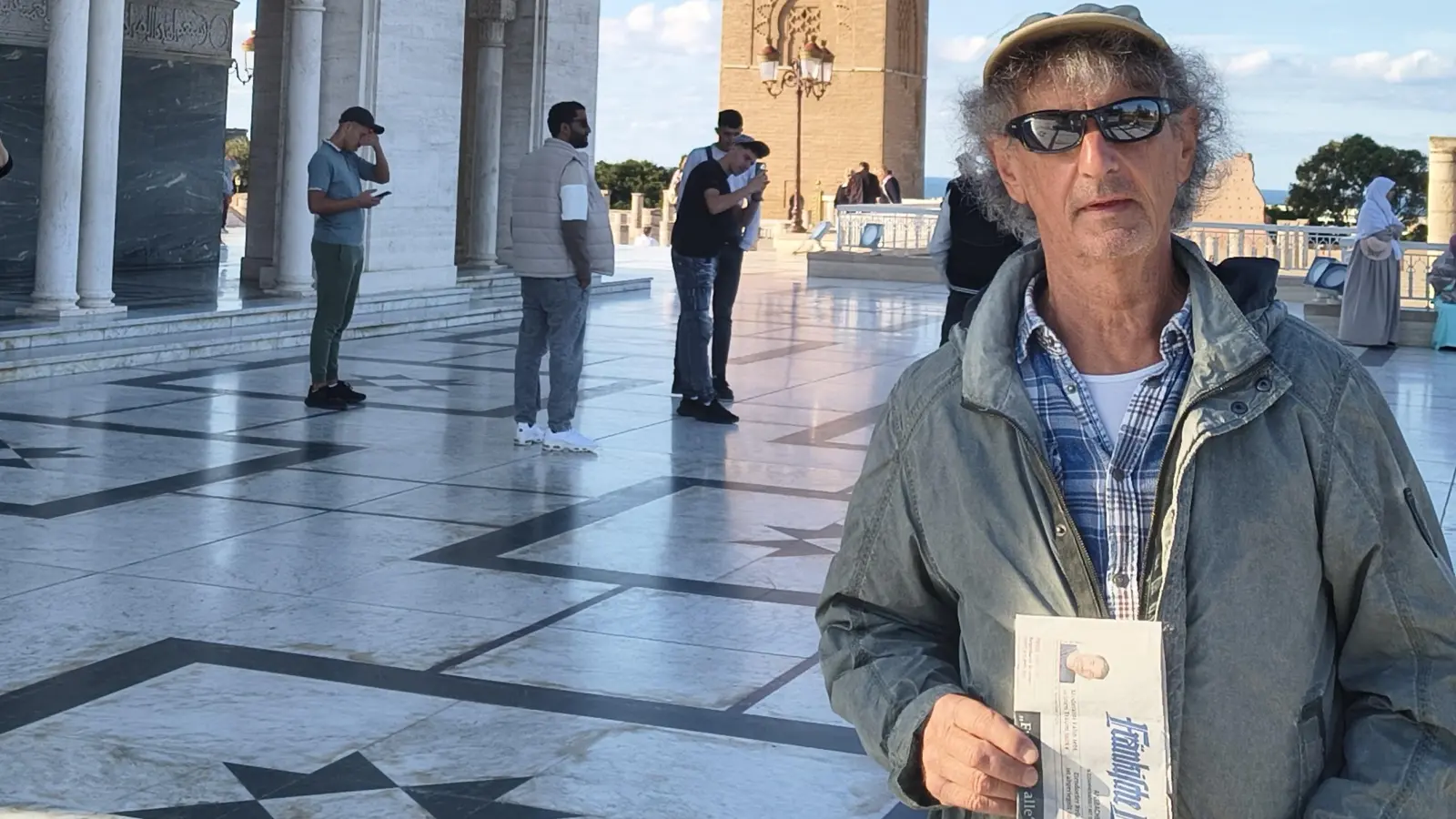 Mit der FLZ unterwegs: Johann Hofmann aus Sondernohe unternahm eine Reise nach Rabat in Marokko. Er besichtigte das Mausoleum von Mohamed V. (links) und den Hassan-Turm (im Hintergrund). (Foto: Brigitte Hofmann)