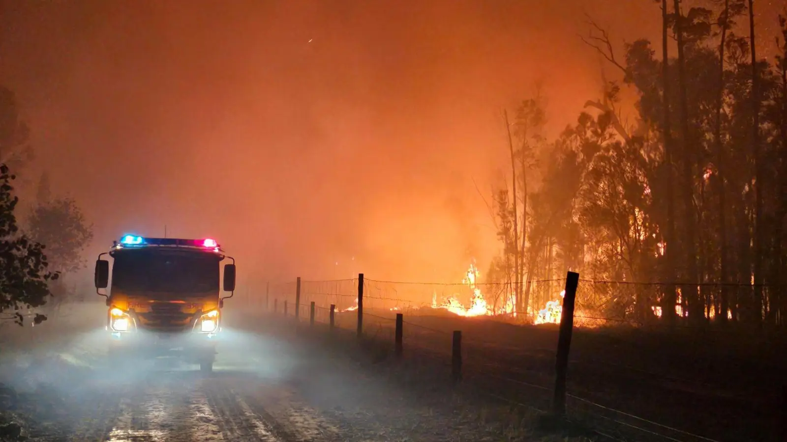 Buschbrände toben bei Millmerran im australischen Queensland. (Foto: Queensland Fire And Emergency Se/Queensland Fire and Emergency Services via AAP/dpa)