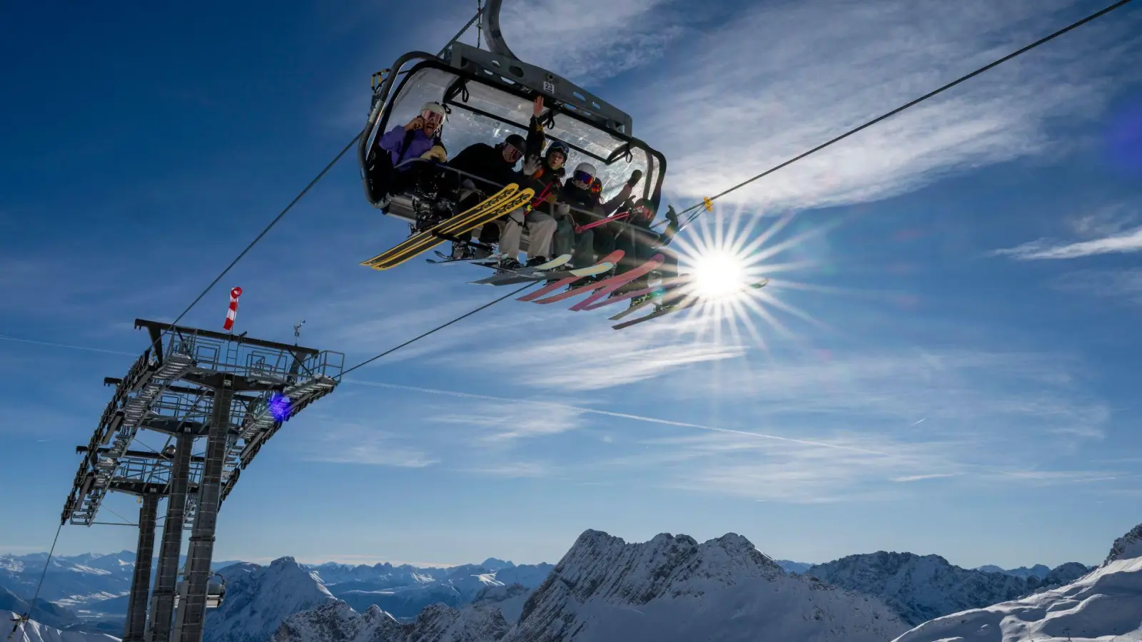 An der Zugspitze eröffnete das Skigebiet im November. Die Hauptsaison dort und vielen anderen alpinen Skigebieten beginnt an diesem Wochenende. (Archiv) (Foto: Peter Kneffel/dpa)