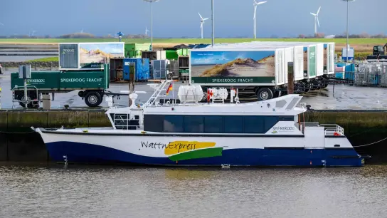 Der neue „WattnExpress“ liegt im Hafen. Das Fährschiff ermöglicht den weitgehend tideunabhängigen Transport zwischen der Insel Spiekeroog und dem Hafen von Neuharlingersiel. (Foto: Sina Schuldt/dpa)