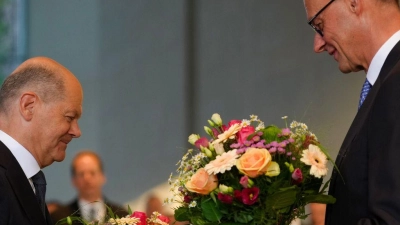 Das Kanzleramt hat SPD-Mann Scholz an seinen CDU-Nachfolger Merz übergeben - einfacher Abgeordneter bleibt er. (Archivbild)  (Foto: Michael Kappeler/dpa)