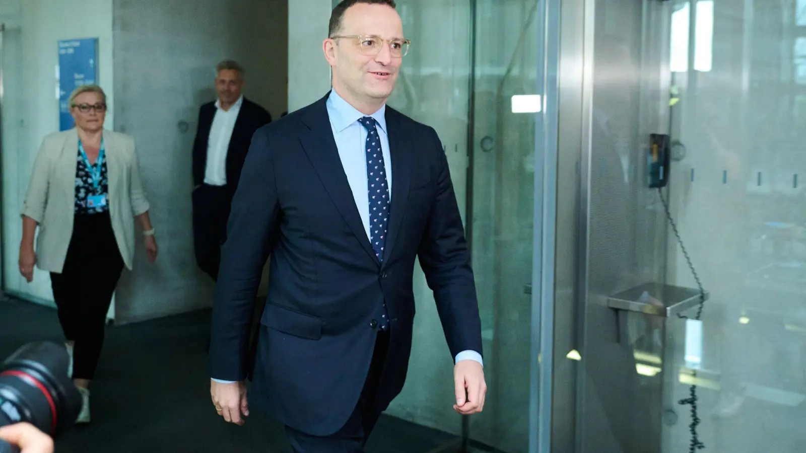 Unionsfraktionschef Jens Spahn auf dem Weg in den Haushaltsausschuss des Bundestages. (Foto: Annette Riedl/dpa)