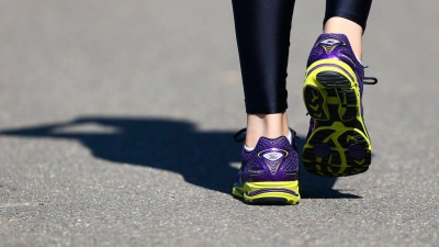 Schritt für Schritt: Täglich 7.000 Schritte zu gehen, kann das Risiko für eine Vielzahl chronischer Krankheiten deutlich senken.  (Foto: Nic Bothma/epa/dpa-tmn)