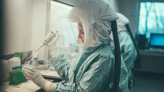 Eine Frau arbeitet im Institut für Mikrobiologie der Bundeswehr in München, wo erstmals in Deutschland bei einem Patienten das Affenpockenvirus zweifelsfrei nachgewiesen wurde. (Foto: Martin Bühler/Bundeswehr/dpa)