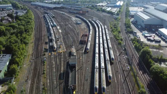 Züge stehen auf dem Abstellgleis im Heaton Depot: Die Bahnbeschäftigten der Gewerkschaft Rail, Maritime and Transport (RMT) drohen mit Streiks wollen über die Festtage. (Foto: Owen Humphreys/PA Wire/dpa)