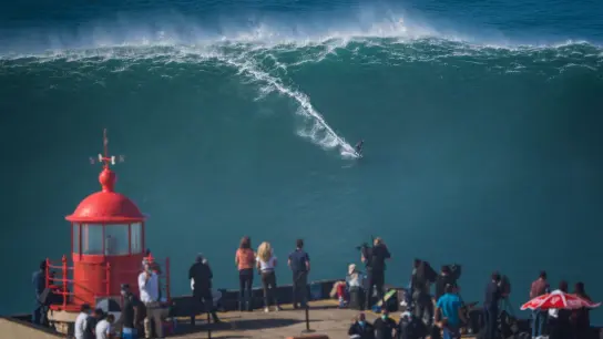 Die Riesenwellen in Portugals Surferparadies Nazaré ziehen Surfer aus der ganzen Welt an. (Foto: Henrique Casinhas/SOPA Images via ZUMA Wire/dpa)