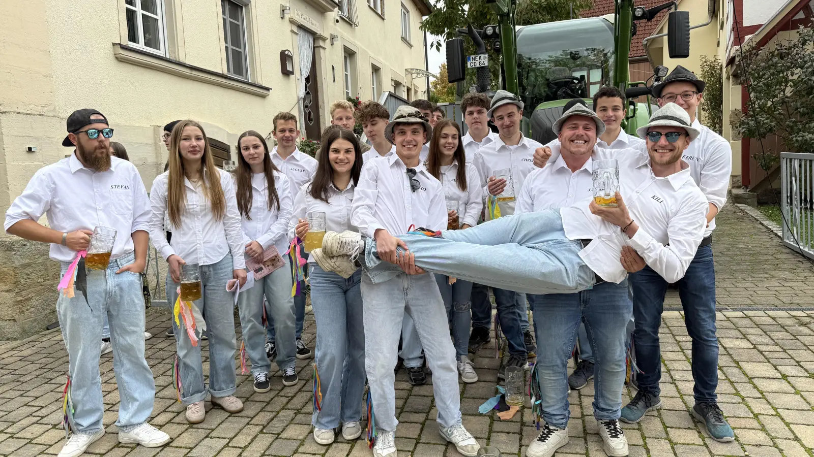 Die Kerwaburschen und -madli aus Ermetzhofen freuen sich auf die Kerwa 2026! (Foto: Sylvia Fehlinger)