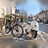 Ganzjahresfahrer: Für einspurige Kfz sind Winterreifen auf winterlichen Straßen keine Pflicht, doch sie können den Halt verbessern. (Foto: GTÜ/dpa-tmn)