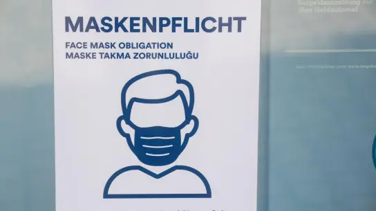 In Kliniken, Arztpraxen, Pflegeheimen und anderen Gesundheitseinrichtungen gilt bundesweit eine FFP2-Maskenpflicht. (Foto: Stefan Sauer/dpa)