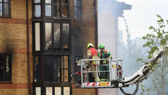 Feuerwehrleute im Einsatz nach einer Gasexplosion in einem Mehrfamilienhaus im britischen Bedford. (Foto: Doug Peters/PA Wire/dpa)