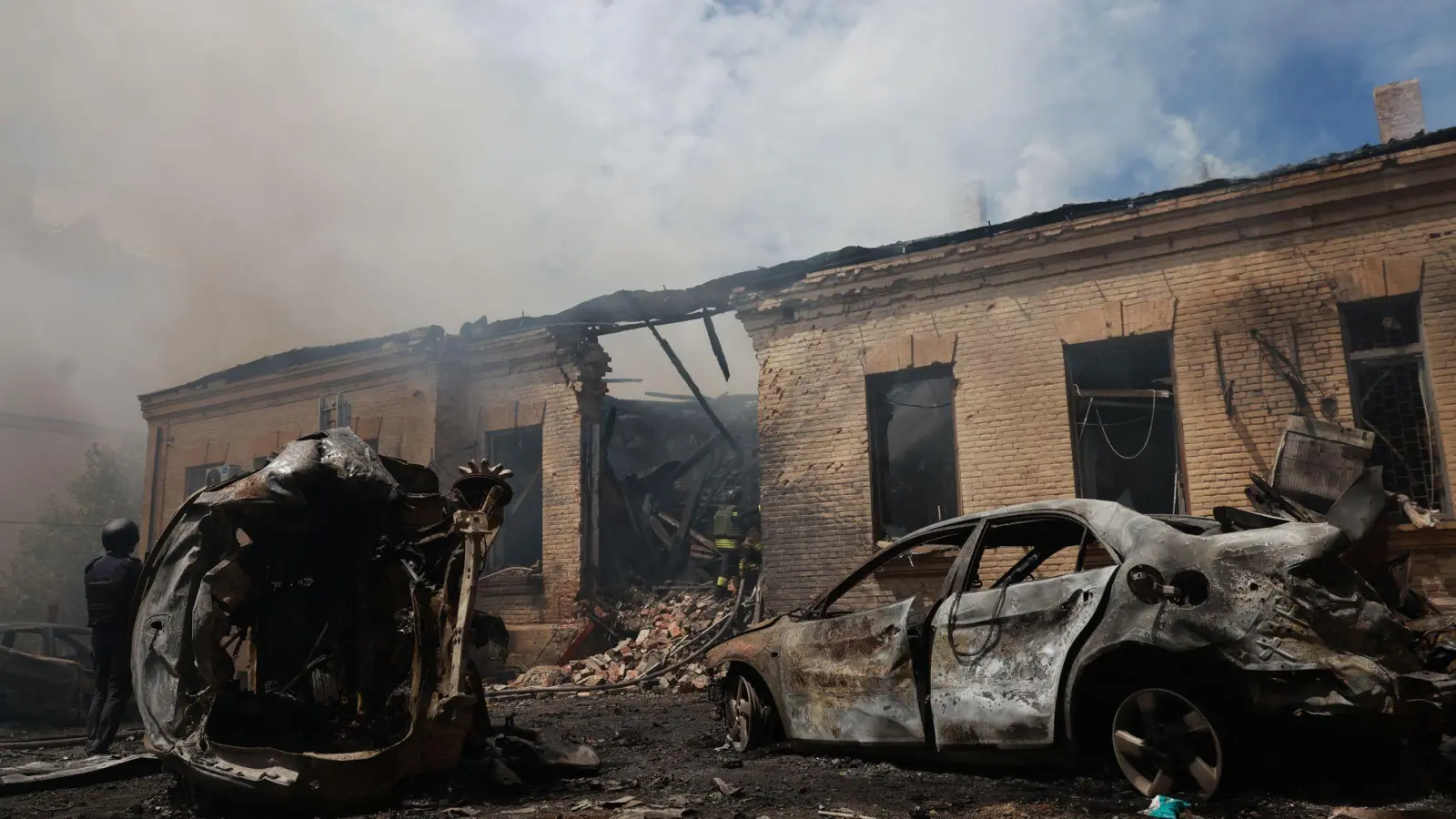 Wegen der anhaltenden russischen Angriffe gegen die Ukraine verschärft die EU abermals ihre Sanktionen. (Archivbild) (Foto: Evgeniy Maloletka/AP/dpa)