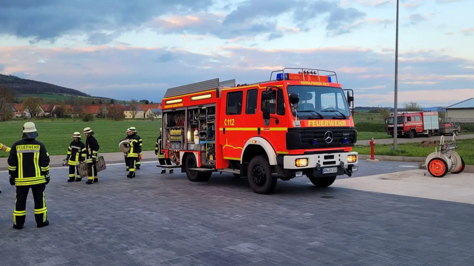 Die Gerolfinger Feuerwehrleute proben, damit im Ernstfall alles klappt. An diesem Wochenende wird auf dem Gelände des neuen Gerätehauses gefeiert. Auch in dieser Zeit ist die Feuerwehr voll einsatzbereit. (Foto: Peter Tippl)