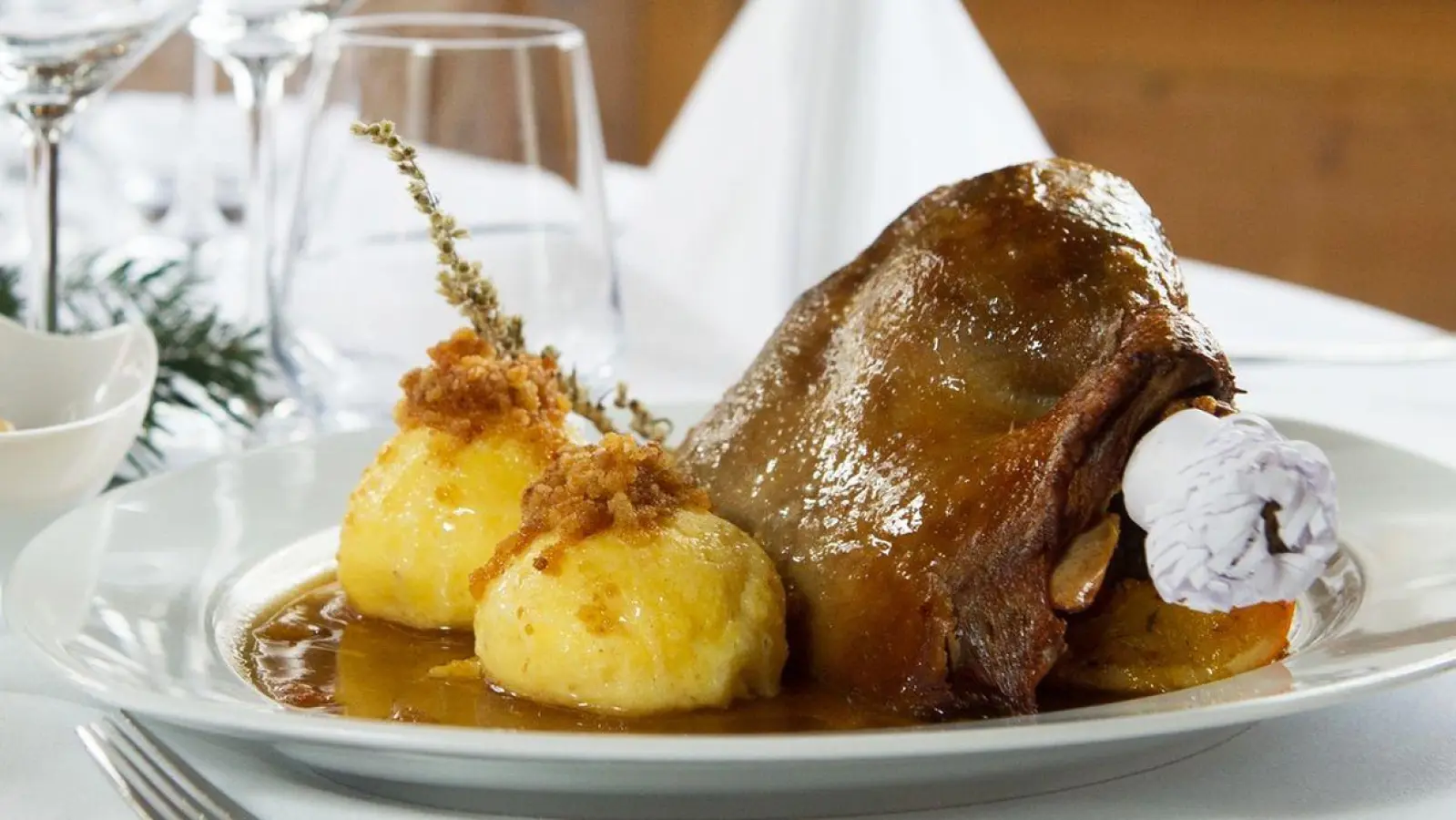 Fleisch und Geflügel sind an Weihnachten auf den meisten Tischen in Deutschland angerichtet. (Foto: Tobias Hase/dpa-tmn)