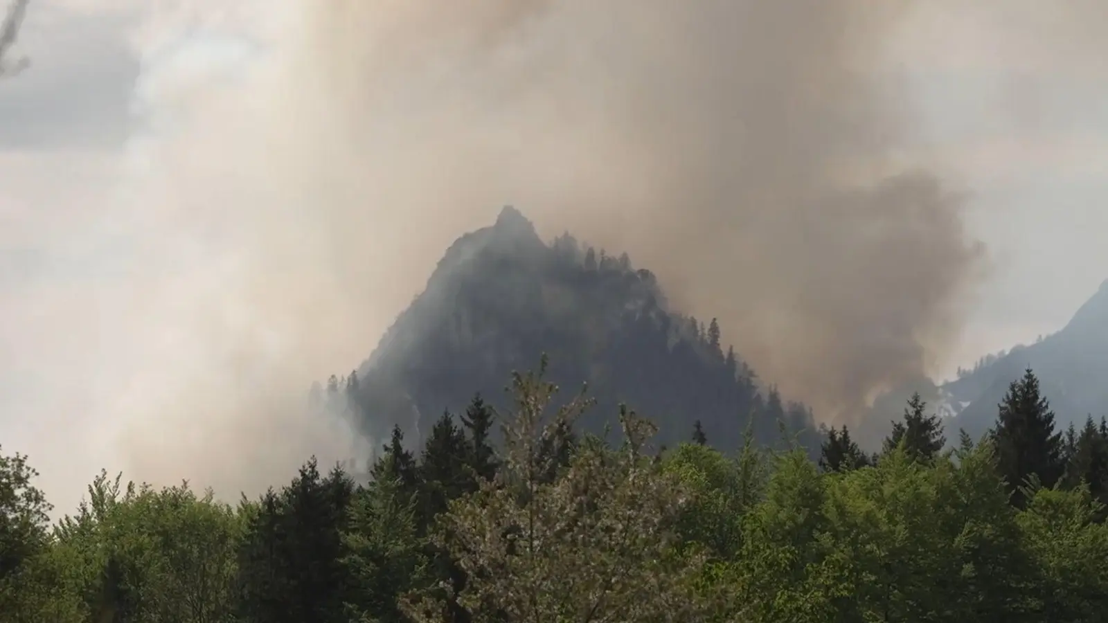 Dichter Rauch ist über dem Berg in den bayerischen Alpen zu sehen. (Foto: Gabriel Neumayr/dpa)