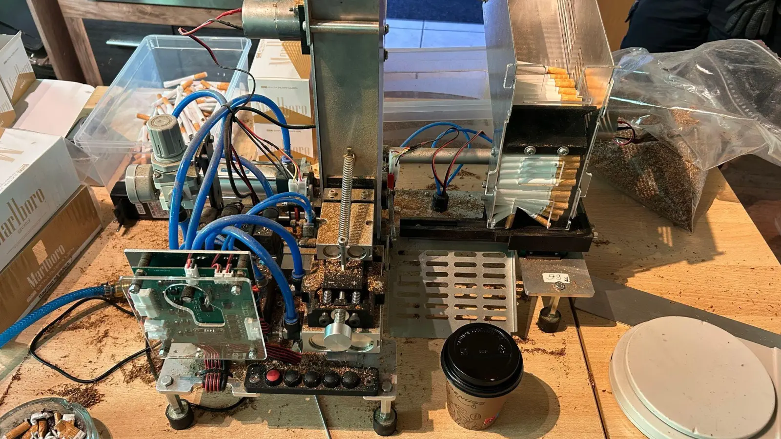 500 Zigaretten pro Stunde konnte die Maschine fertigstellen. (Foto: Hauptzollamt München/dpa)