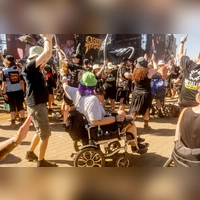 Feiern zur Musik von Brothers of Metal: Der Verein Metality hat auf der gepflasterten Fläche vor der Main-Stage einen Rollstuhl-Circle-Pit organisiert.  (Foto: Evi Lemberger)
