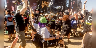 Feiern zur Musik von Brothers of Metal: Der Verein Metality hat auf der gepflasterten Fläche vor der Main-Stage einen Rollstuhl-Circle-Pit organisiert.  (Foto: Evi Lemberger)