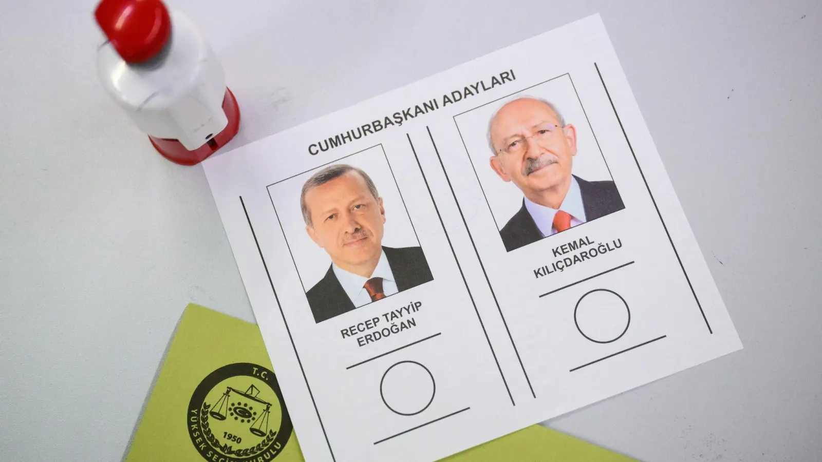 Recep Tayyiper Erdogan (l.) vs. Kemal Kilicdaroglu: Ein Wahlzettel für die türkische Stichwahl um die Präsidentschaft. (Foto: Julian Stratenschulte/dpa)