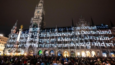 EineAudio-Video-Inszenierung wird an der Fassade des Münchner Rathauses gezeigt. (Foto: Peter Kneffel/dpa)