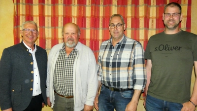 Bürgermeister Richard Strauß verabschiedet die Geslauer Gemeinderäte Walter Ehnes, Hans Krauß und Markus Lindner (von links). (Foto: Karl-Heinz Gisbertz)