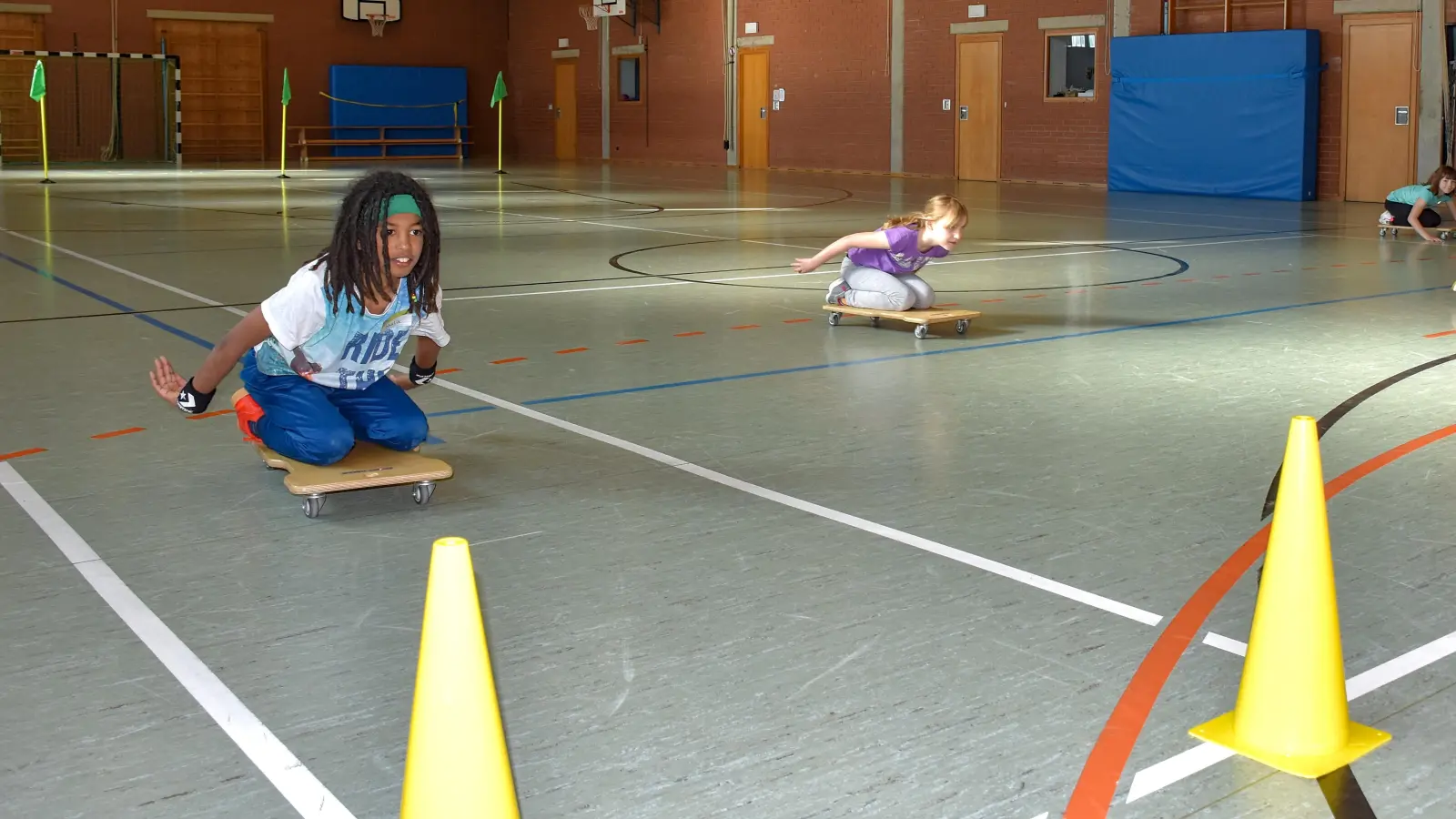 Als Teil der lehrreichen Initiative „Auf die Bremse, fertig, los!“ lernten Feuchtwanger Drittklässler bei einem Parcours mit Rollbrett in der Turnhalle spielerisch, ein Gespür für Geschwindigkeit und Bremsweg zu entwickeln. (Foto: Stadt Feuchtwangen/Rebecca Weber)