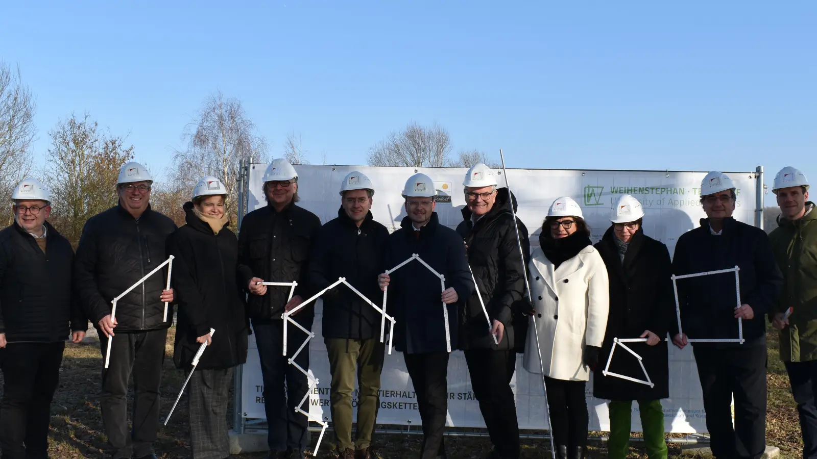 Noch ist nicht viel zu sehen auf dem Grundstück bei der Biogasanlage an der Verbindungsstraße zwischen Triesdorf und Ornbau. Bis 2028 soll hier die Zukunftswerkstatt Schwein entstehen – ein Gemeinschaftsprojekt der Landwirtschaftlichen Lehranstalten und der Hochschule Weihenstephan-Triesdorf. (Foto: LLA/Vera Pedreiro Correia)