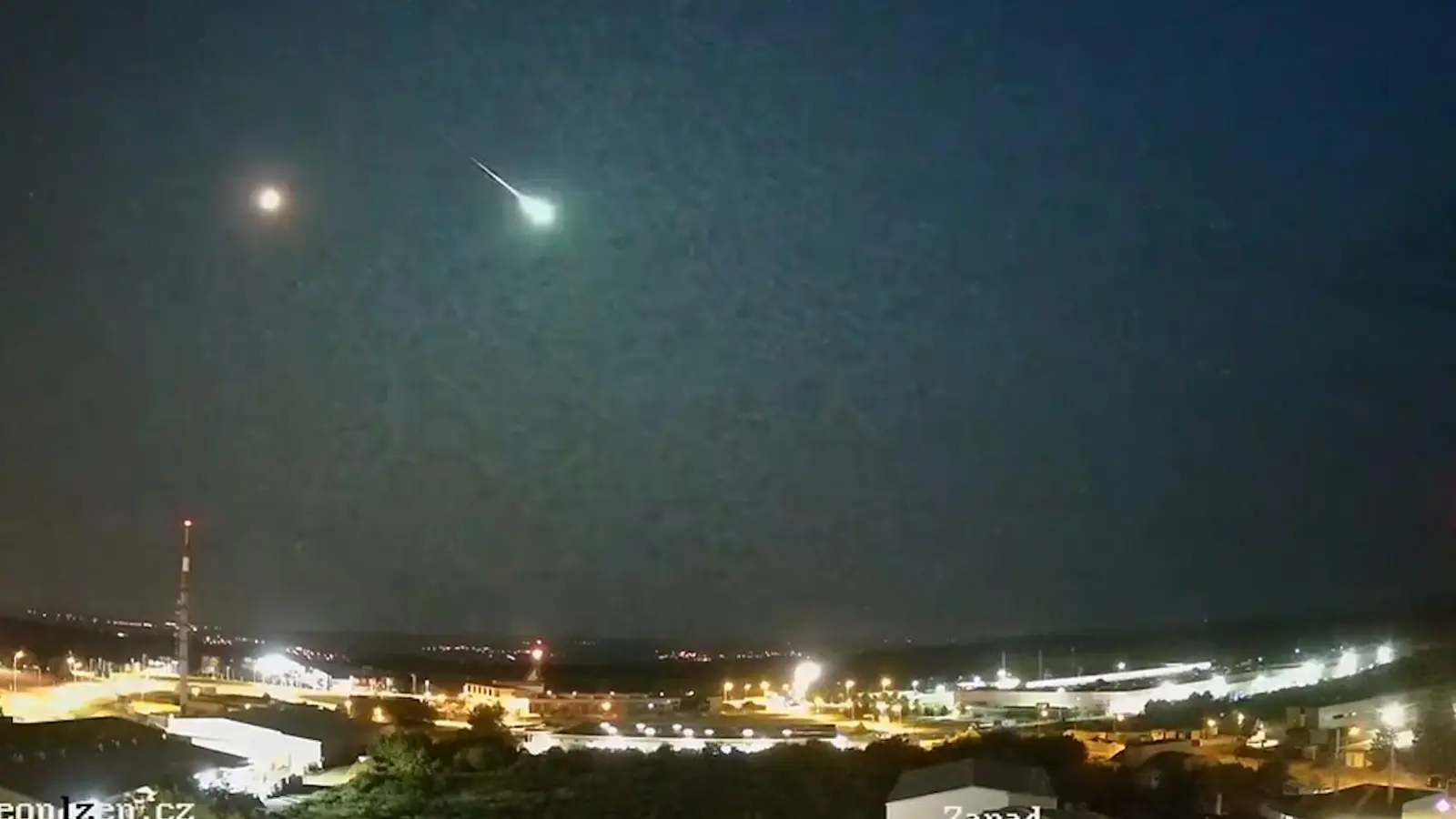 Gegen 22.45 Uhr zeichnete eine Webcam in Pilsen die Leuchtspur und grelle Lichtblitze auf. (Foto: NEWS5 / DESK)