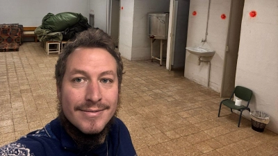 Dr. Linus Ubl zeigt am Freitag den Schutzraum in dem Wohnhaus in Jerusalem, in dem er lebt. (Selfie: Dr. Linus Ubl)