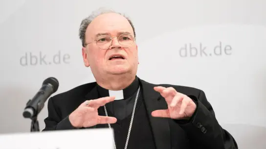 Der Augsburger Bischof Bertram Meier spricht bei einer Pressekonferenz. (Foto: Nicolas Armer/dpa/Archivbild)